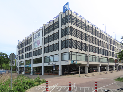 912905 Gezicht op de Jeu de Boulesbar ('Boules, Beers & Bites', Paardenveld 3) te Utrecht, onder de parkeergarage.